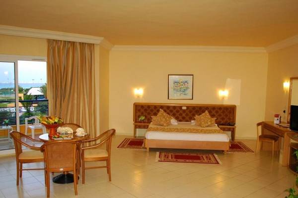 Hotelzimmer im Nour Palace Resort & Thalasso mit Bett, Tisch und Aussicht