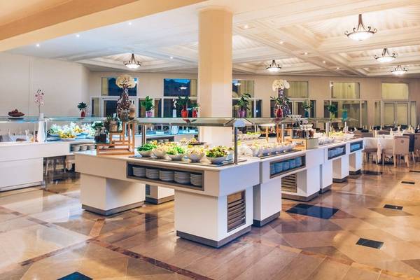 Buffetbereich im Iberostar Waves Averroes Hotel mit verschiedenen Speisen und Pflanzendekoration.