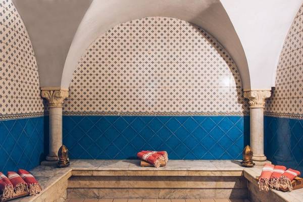 Innenbereich der Sauna im Iberostar Waves Averroes Hotel mit blauen und weißen Fliesen.