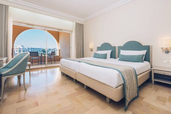 Doppelbettzimmer im Iberostar Waves Averroes Hotel mit Balkon und Stadtblick