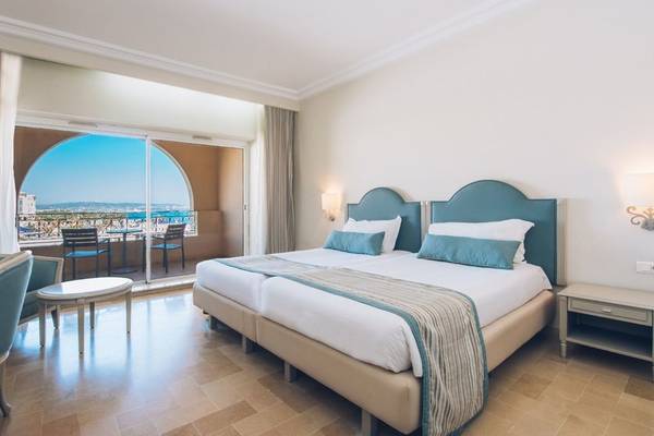 Doppelbett-Zimmer im Iberostar Waves Averroes Hotel mit Aussicht auf das Meer.