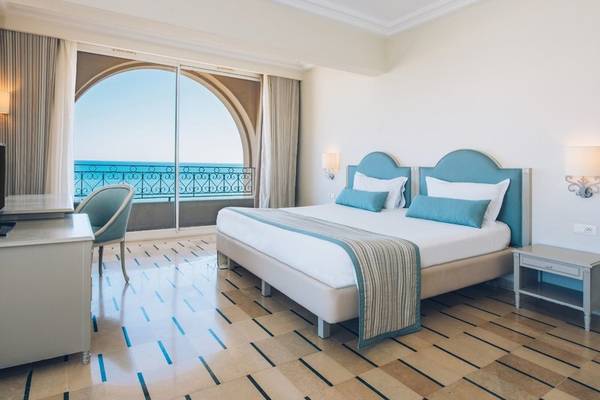 Hotelzimmer im Iberostar Waves Averroes mit Blick auf das Meer vom Balkon aus.
