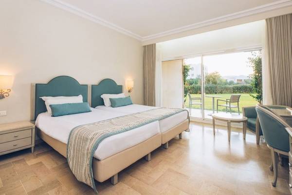 Doppelbett-Zimmer im Iberostar Waves Averroes Hotel mit Gartenblick.