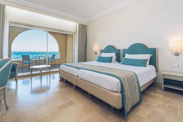 Doppelbettzimmer im Iberostar Waves Averroes Hotel mit Meerblick und Balkon.