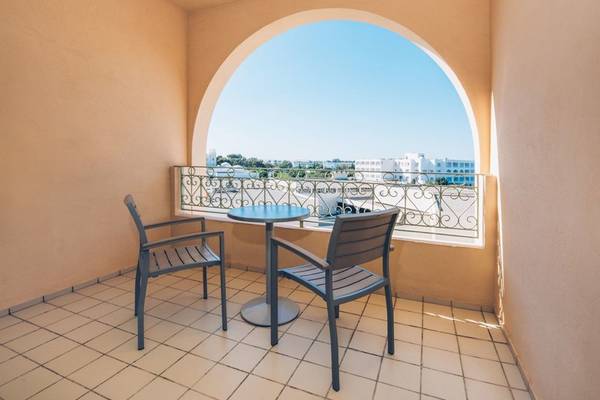 Balkon mit Tisch und Stühlen im Iberostar Waves Averroes Hotel