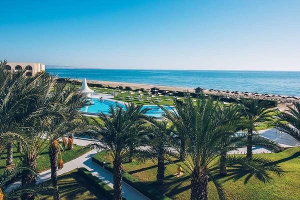 Luftaufnahme des Iberostar Waves Averroes Hotels mit Pool, Palmen und Meer