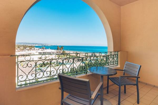 Balkon im Iberostar Waves Averroes Hotel mit Blick auf den Ozean