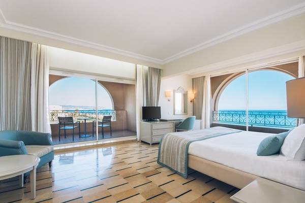 Innenansicht eines Hotelzimmers im Iberostar Waves Averroes Hotel mit Blick auf das Meer.