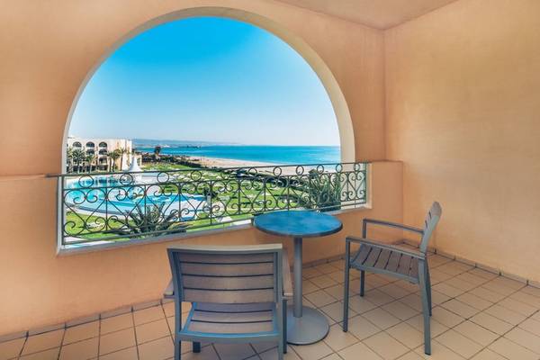 Balkon des Iberostar Waves Averroes Hotels mit Blick auf den Ozean