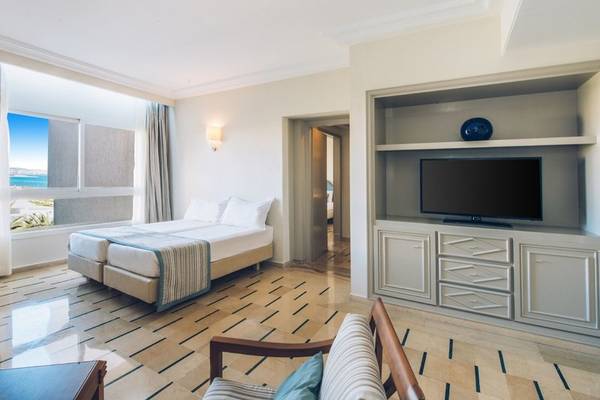 Doppelbettzimmer im Iberostar Waves Averroes Hotel mit Meerblick, Flachbildfernseher und Badezimmer