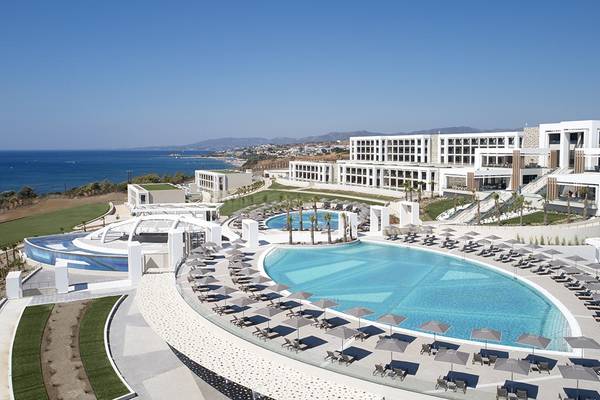 Mayia Exclusive Resort & Spa Außenbereich mit Pool und Sonnenliegen am Meer