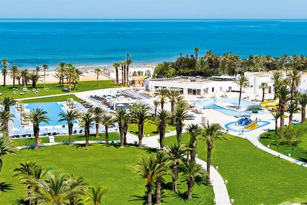 Luftaufnahme des JAZ Tour Khalef Resorts mit Swimmingpools, Palmen und Meer im Hintergrund.
