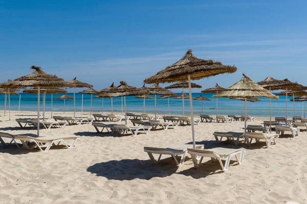 Strand mit Sonnenliegen und Sonnenschirmen im JAZ Tour Khalef Hotel