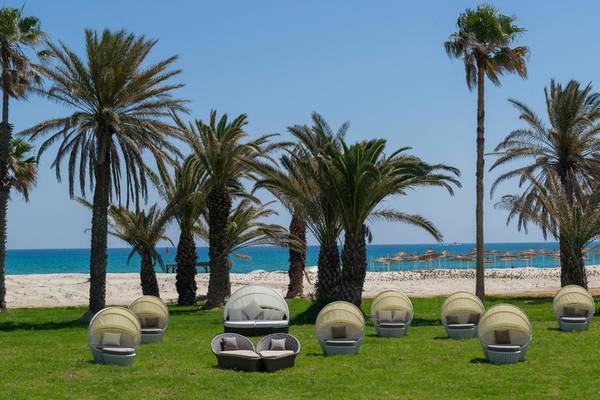 Strand mit Sitzgelegenheiten im Freien im JAZ Tour Khalef Hotel