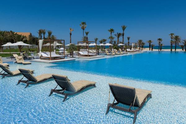 Außenpool des JAZ Tour Khalef Hotels mit Liegen und Sonnenschirmen