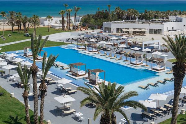 Luftaufnahme des JAZ Tour Khalef Resorts mit großem Swimmingpool und Sonnenliegen am Strand