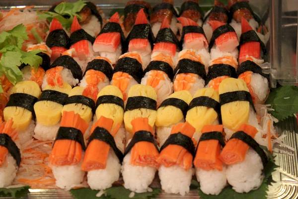 Sushi-Buffet im Banana Fan Sea Resort mit verschiedenen farbigen und gefüllten Sushi-Rollen.