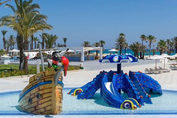 Wasserpark im JAZ Tour Khalef Hotel mit Piratenschiff und Oktopusrutsche am Pool