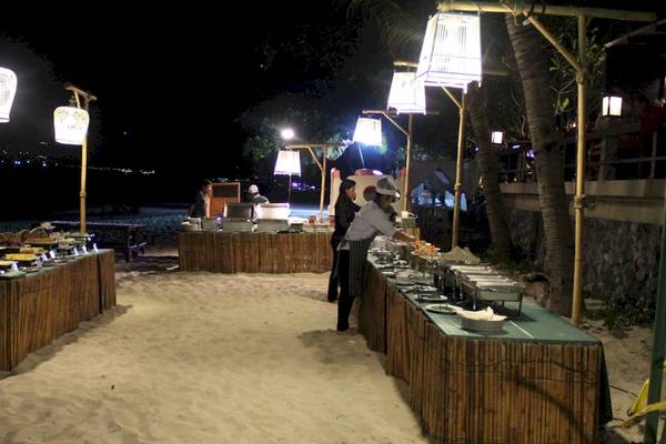 Nachtessen auf dem Strand beim Banana Fan Sea Resort mit Buffettischen und abendlicher Atmosphäre.