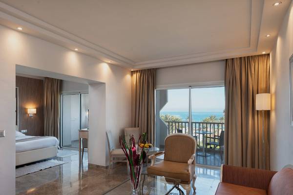 Innenansicht einer Suite im JAZ Tour Khalef Hotel mit Blick auf das Meer.