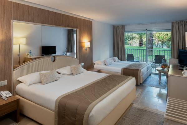 Hotelzimmer im JAZ Tour Khalef mit zwei Betten, großem Spiegel und Balkon.