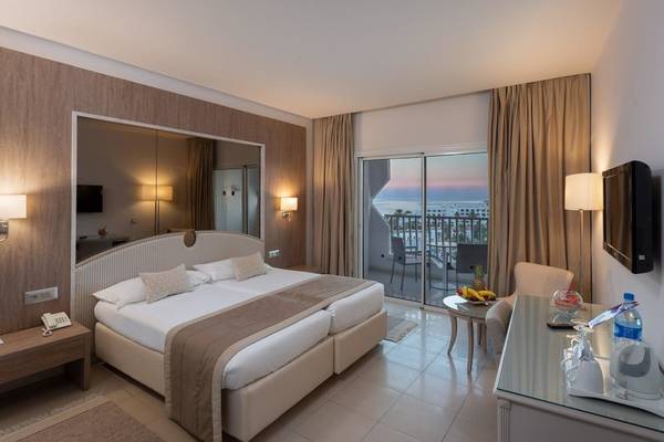 Doppelbettzimmer im JAZ Tour Khalef Hotel mit Balkon und Meerblick.