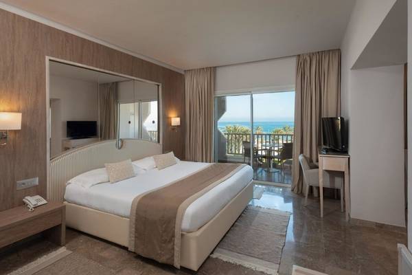 Hotelzimmer im JAZ Tour Khalef mit Meerblick, inklusive großem Bett, Schreibtisch und Balkon.