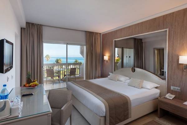 Hotelzimmer im JAZ Tour Khalef mit Meerblick, Balkon und modernen Annehmlichkeiten.