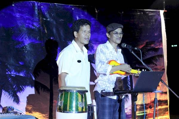 Zwei Männer auf der Bühne mit Instrumenten beim Banana Fan Sea Resort.