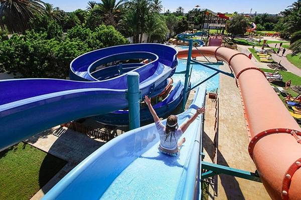 Gäste genießen die Wasserrutsche im Sahara Beach AquaPark Resort.