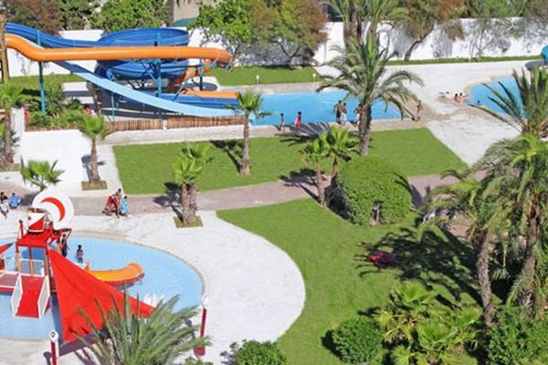 Luftaufnahme des Sahara Beach AquaPark Resorts mit Wasserrutschen und Schwimmbecken.