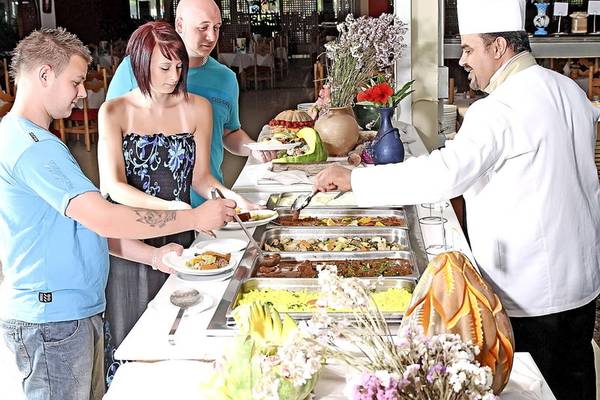 Ein Koch serviert ein Buffet im Sahara Beach AquaPark Resort.