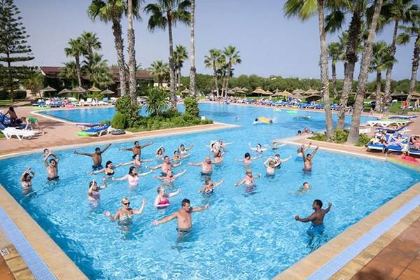 Menschen schwimmen im Pool des Sahara Beach AquaPark Resorts