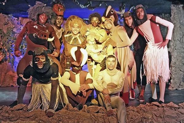 Schauspieler im Kostüm für das Musical Der Löwe König am Sahara Beach AquaPark Resort.