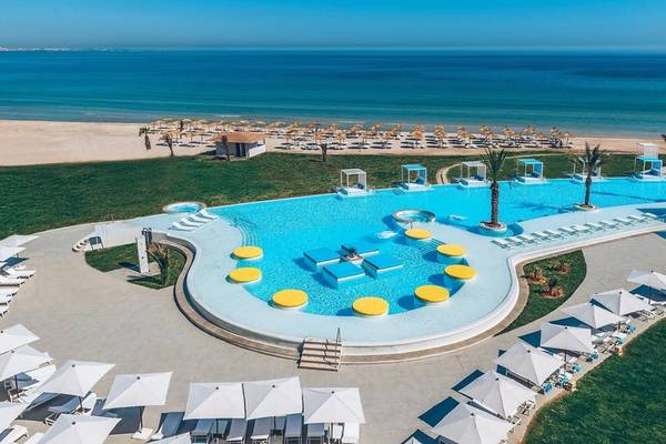 Luftaufnahme des Iberostar Selection Kuriat Palace Hotels mit großem Pool und Sonnenliegen am Strand