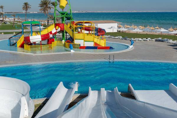 Wasserpark des Iberostar Selection Kuriat Palace Hotels mit Rutschen und einem großen Becken.