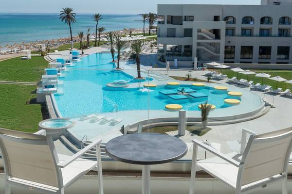 Ausblick auf den Poolbereich des Iberostar Selection Kuriat Palace Hotels am Meer.