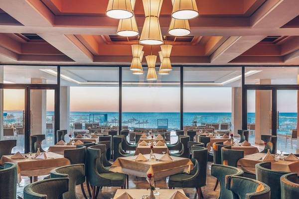 Innenansicht des Restaurants im Iberostar Selection Kuriat Palace mit Blick auf das Meer.
