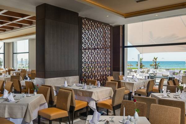 Innenansicht des Restaurants im Iberostar Selection Kuriat Palace mit Blick auf das Meer.