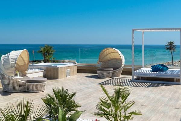Dachterrasse des Iberostar Selection Kuriat Palace mit Blick auf das Meer.