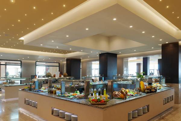 Buffet im Iberostar Selection Kuriat Palace Hotel mit verschiedenen Speisen und Getränken.