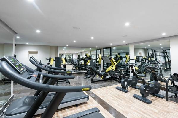 Fitnessstudio im Iberostar Selection Kuriat Palace mit Laufbändern und Kraftgeräten.
