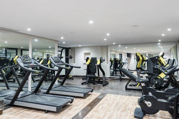 Fitnesscenter im Iberostar Selection Kuriat Palace Hotel mit Laufbändern und Kraftgeräten.