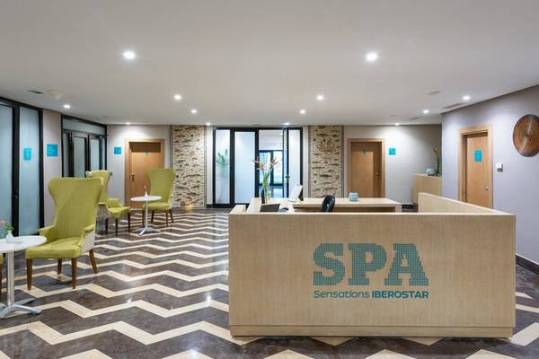 Empfangsbereich des SPA im Iberostar Selection Kuriat Palace mit geschwungenen Möbeln und einem großen SPA-Schriftzug.