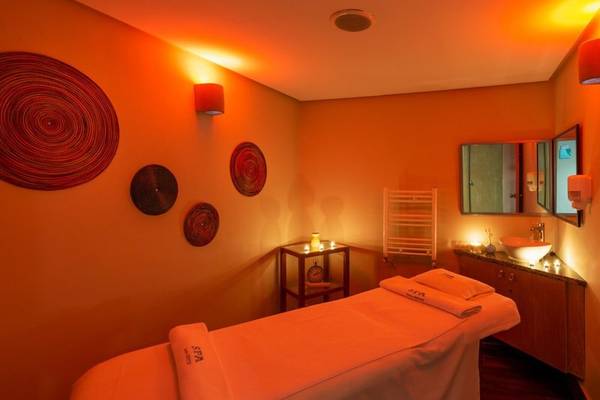 Spa-Behandlungsraum im Iberostar Selection Kuriat Palace mit Bett, Dekoration und Waschbecken.