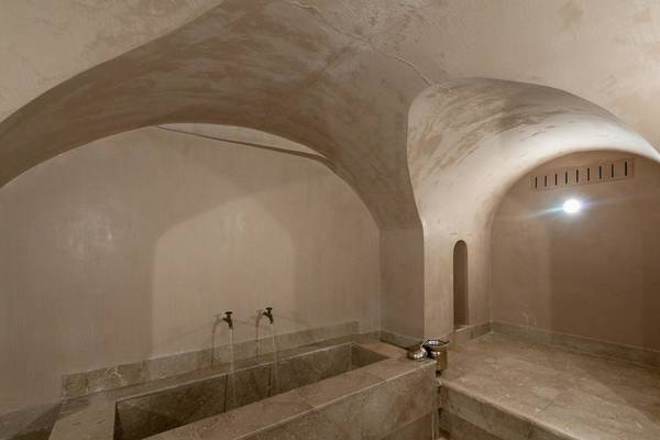 Hammam-Raum im Iberostar Selection Kuriat Palace Hotel mit Marmorbadewanne und Dusche