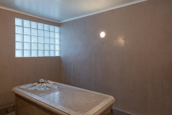 Badezimmer mit Badewanne im Iberostar Selection Kuriat Palace Hotel