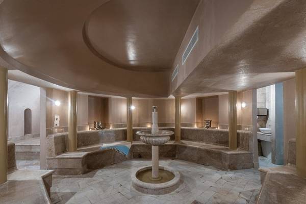 Wellnessbereich im Iberostar Selection Kuriat Palace Hotel mit Marmorwänden und zentraler Wasserfontäne.