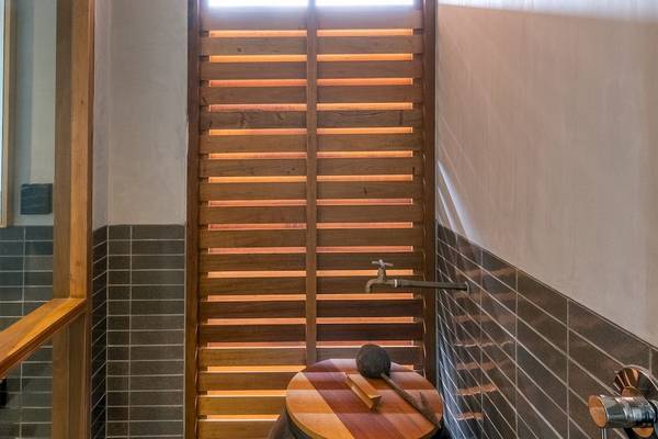 Badezimmer mit Holzfenstern im Banana Fan Sea Resort.