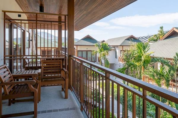 Balkon des Banana Fan Sea Resort mit holzigen Möbeln und Blick auf die Landschaft